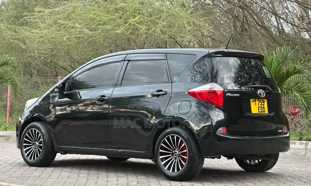 Toyota Ractis 1.5 FWD 2011 Black