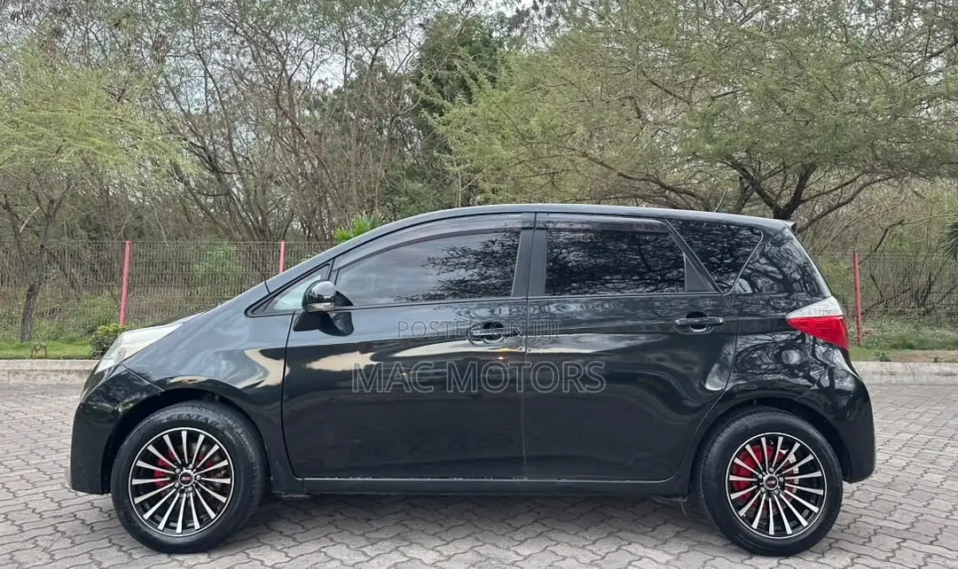Toyota Ractis 1.5 FWD 2011 Black