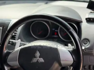 Mitsubishi Outlander 2012 White
