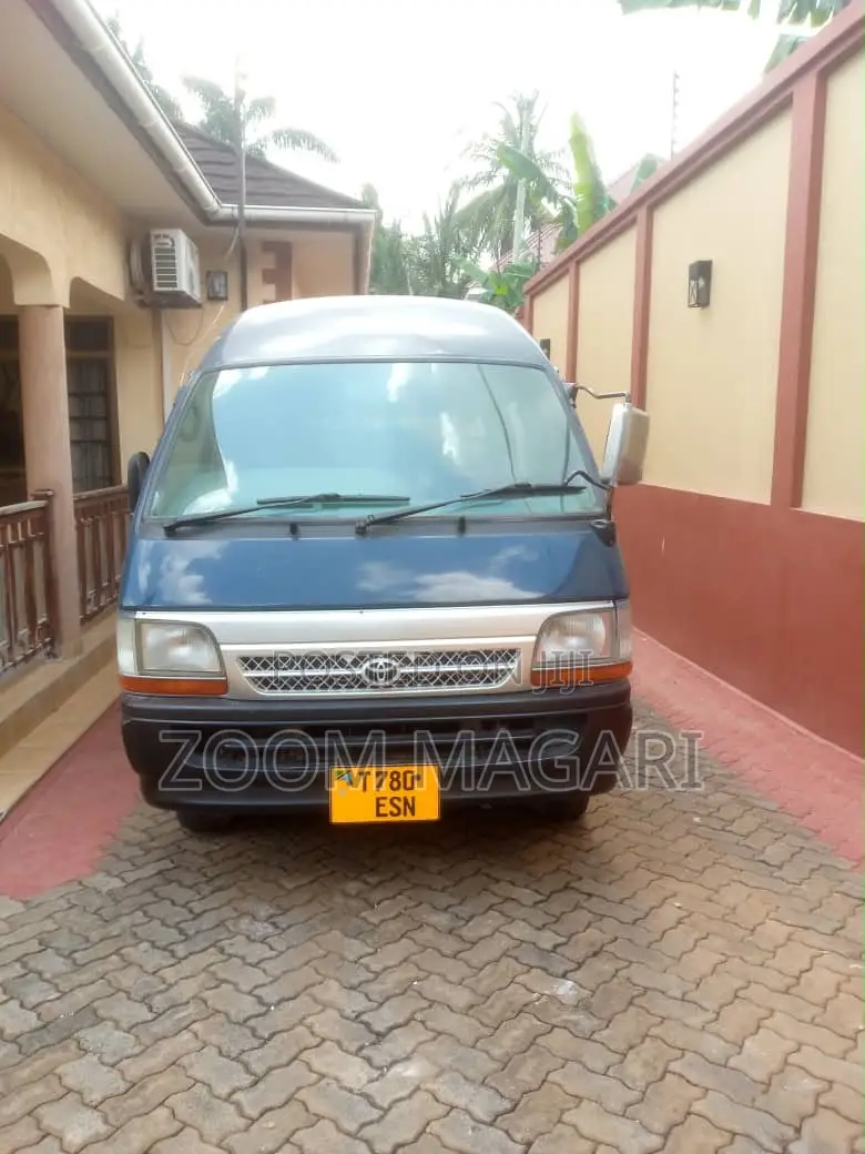 Toyota HiAce 2002 Blue