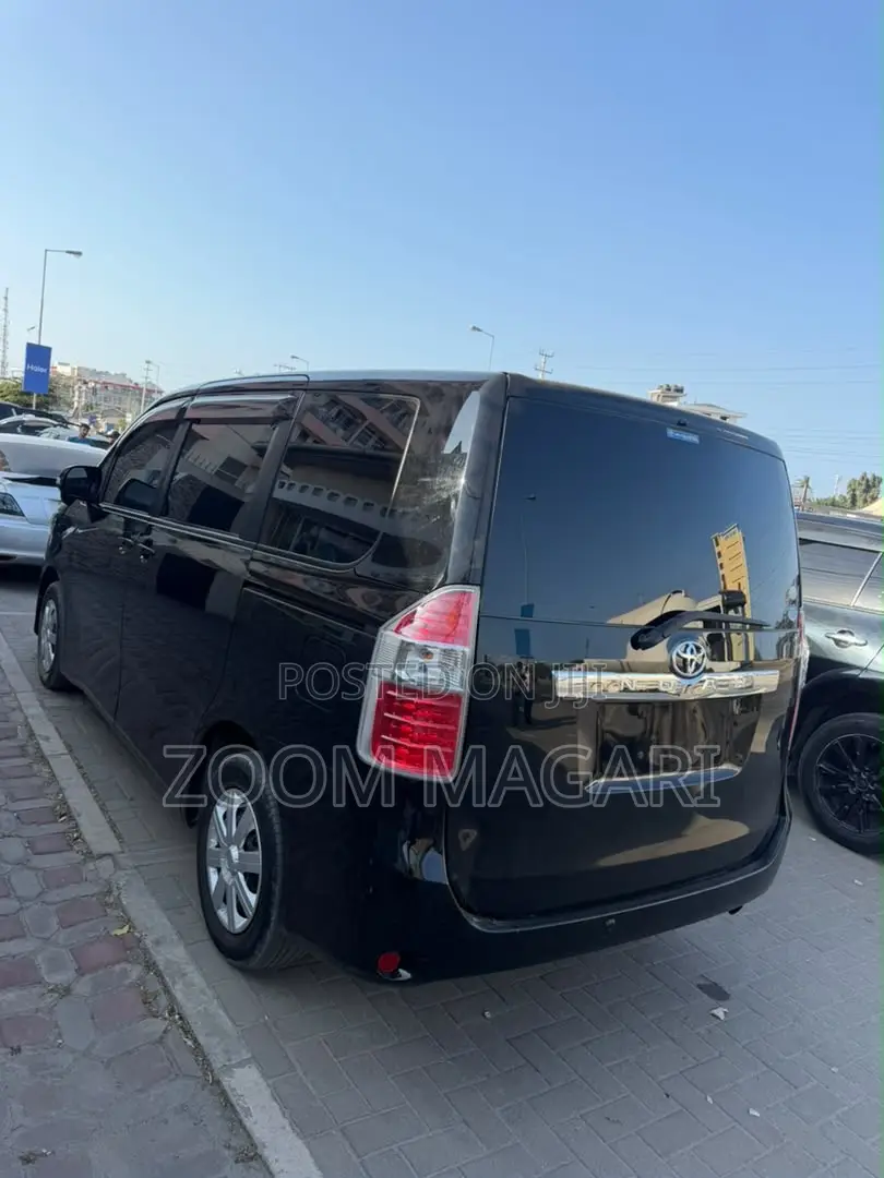 Toyota Noah 2011 Black