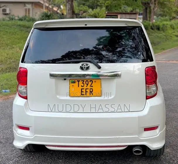 Toyota Corolla Rumion 2010 White