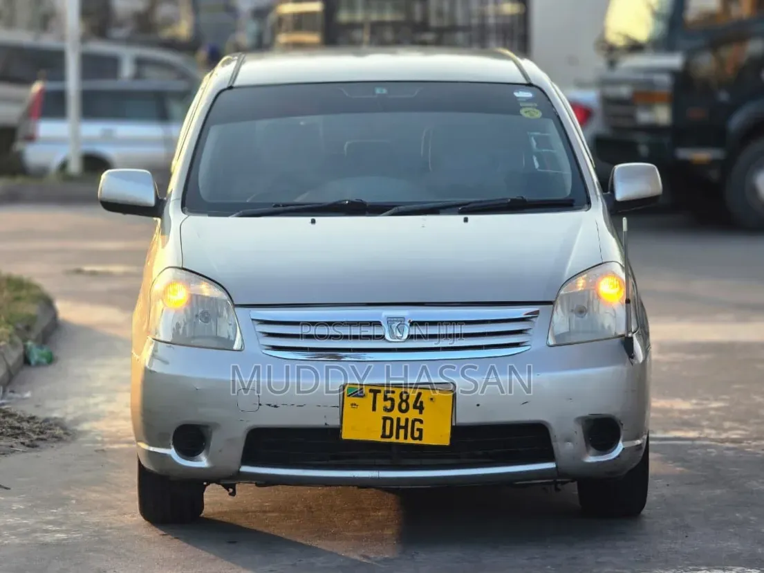 Toyota Raum 2004 Silver