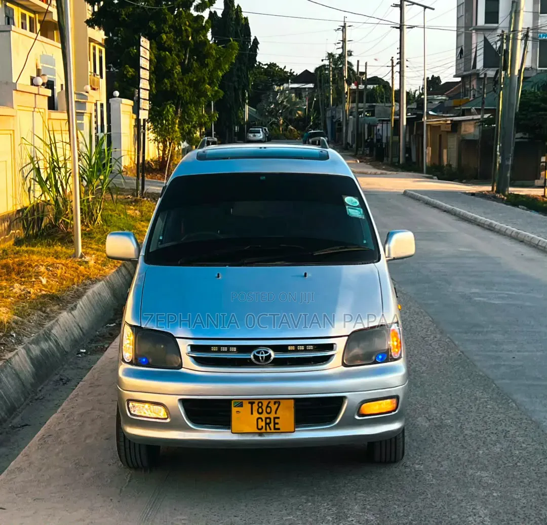 Toyota Noah 2001 Silver