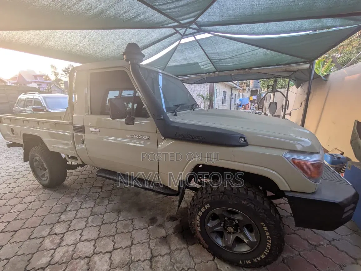 Toyota Land Cruiser 2016 Gold