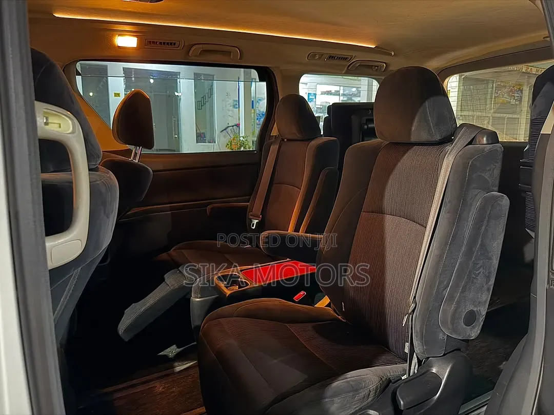 Toyota Vellfire 2010 White