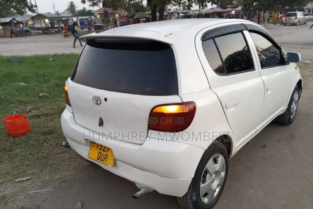 Toyota Vitz 2010 White