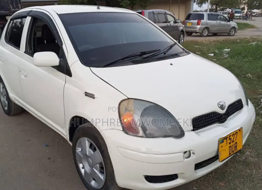 Toyota Vitz 2010 White
