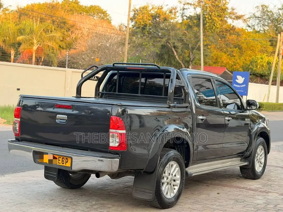 Toyota Hilux 2012 Black