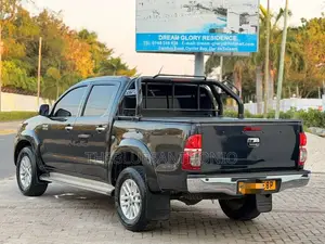 Toyota Hilux 2012 Black