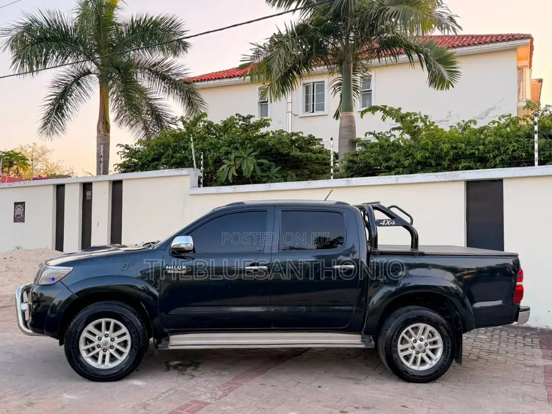 Toyota Hilux 2012 Black