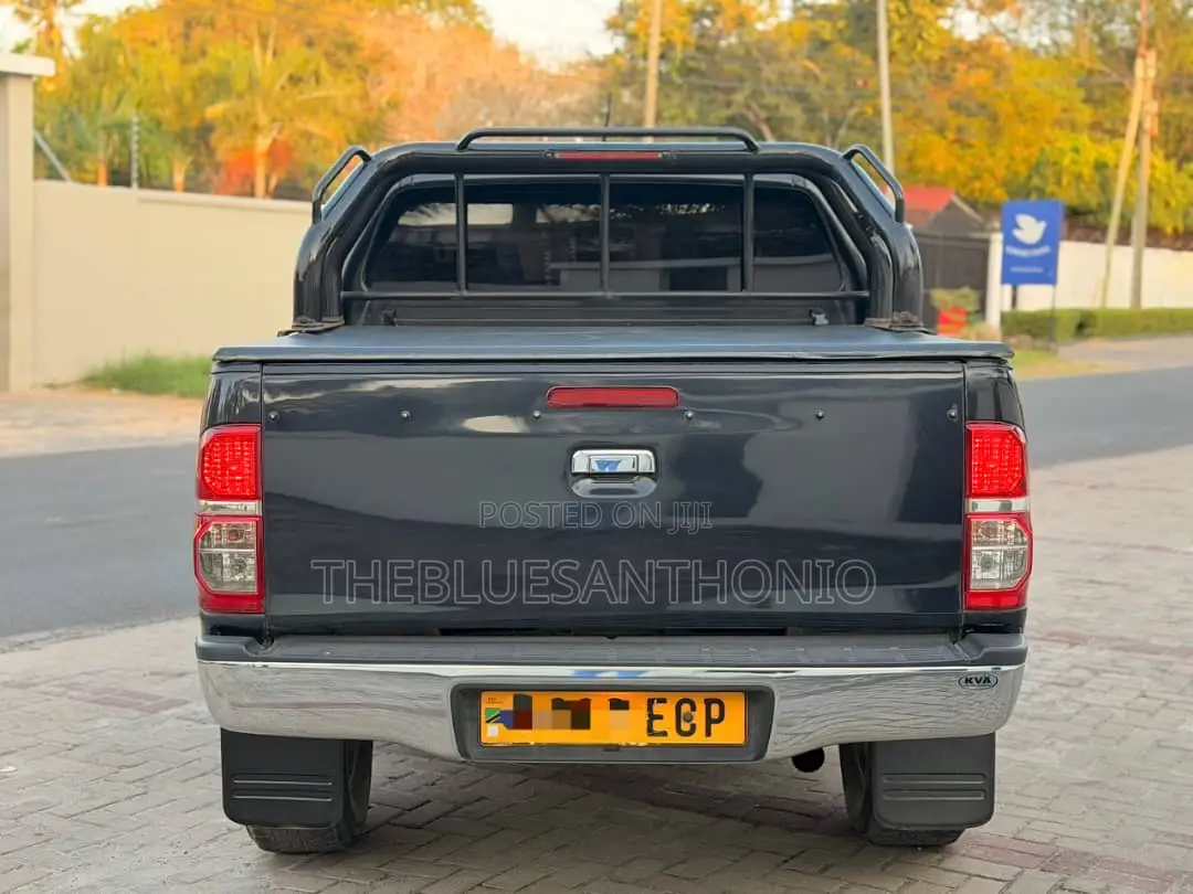Toyota Hilux 2012 Black