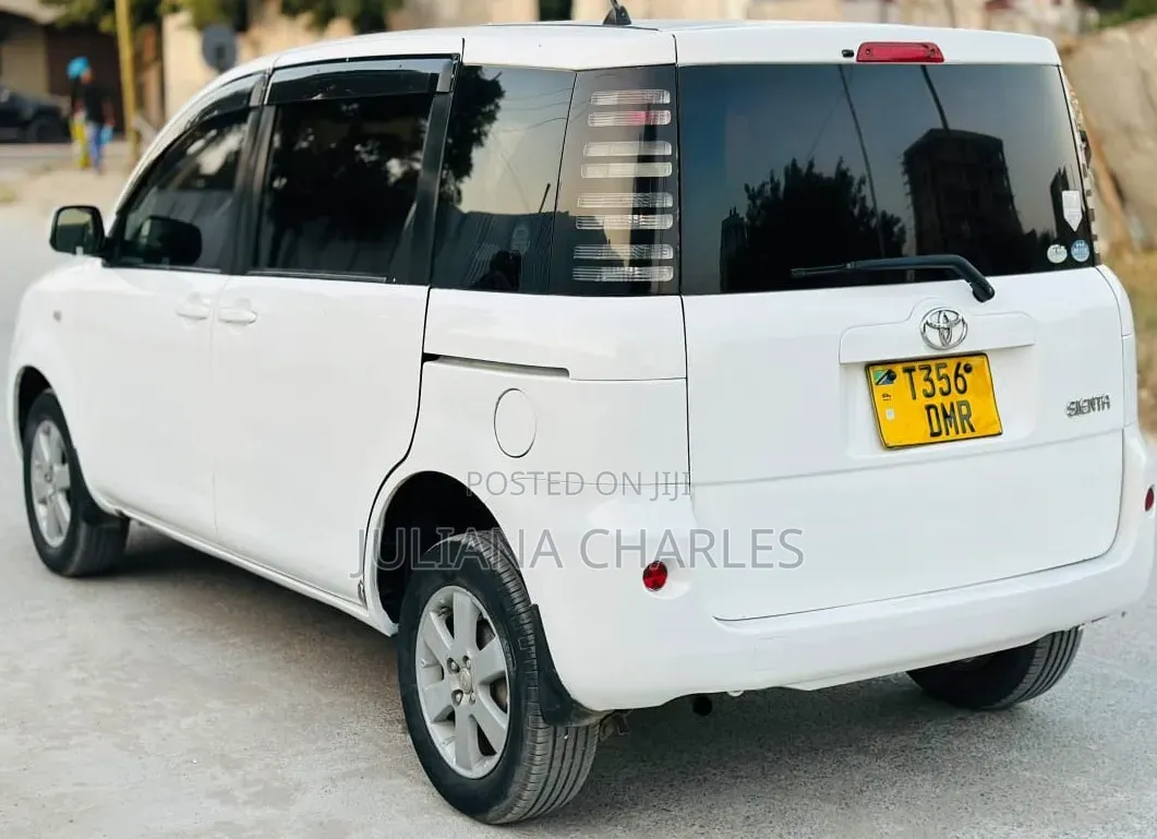 Toyota Sienta 2004 White