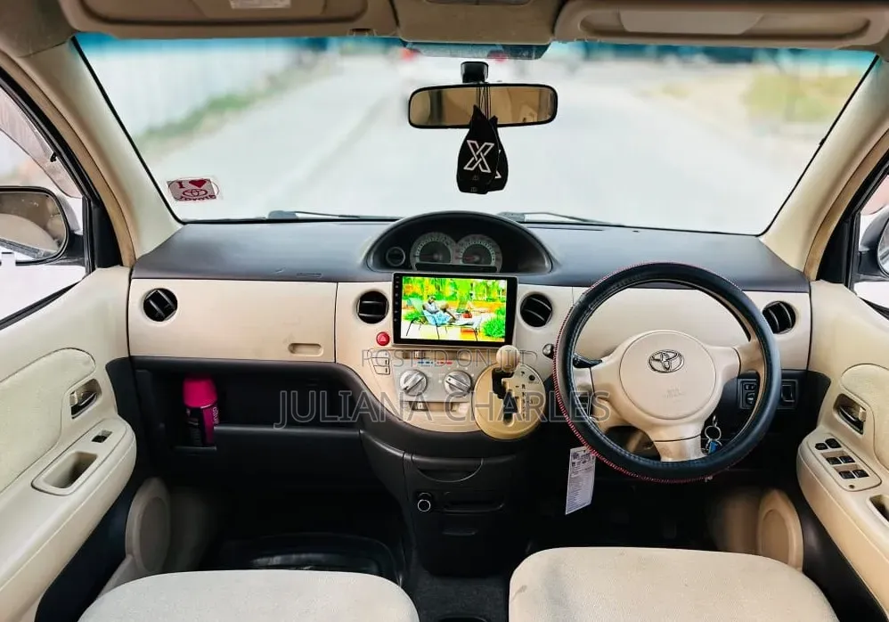 Toyota Sienta 2004 White