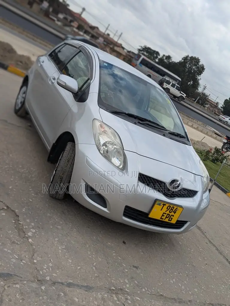 Toyota Vitz 2006 Silver
