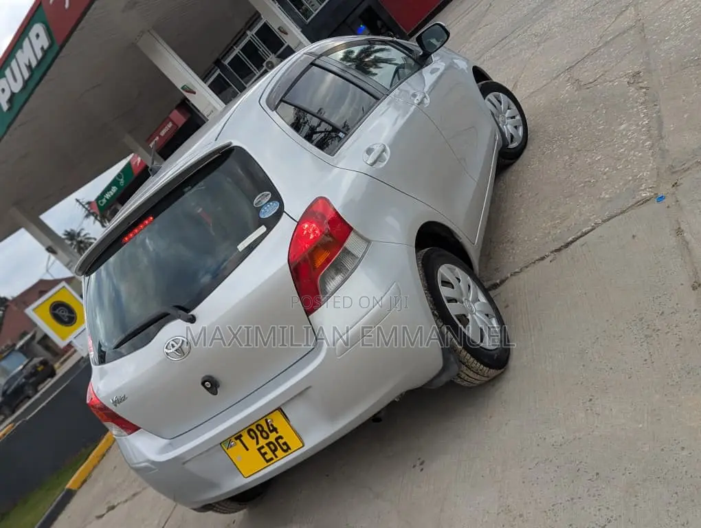 Toyota Vitz 2006 Silver