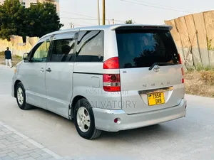 Toyota Noah 2006 Silver