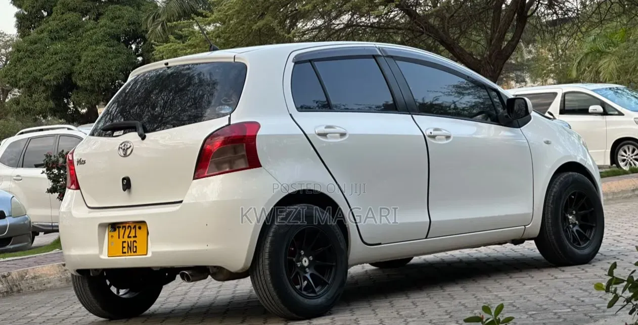 Toyota Vitz 2009 Pearl