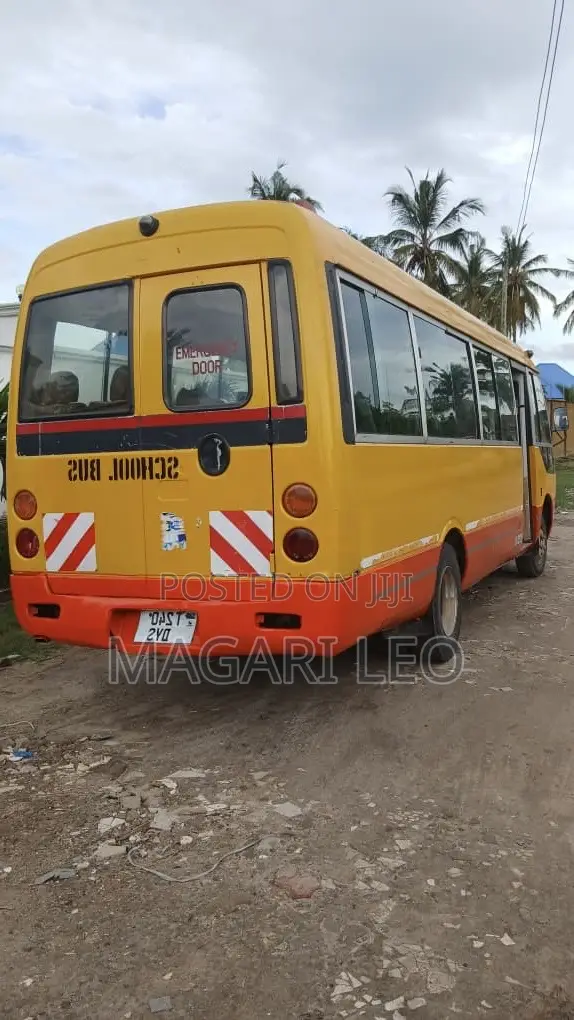 Mitsubishi Fuso Rosa 2006 Yellow