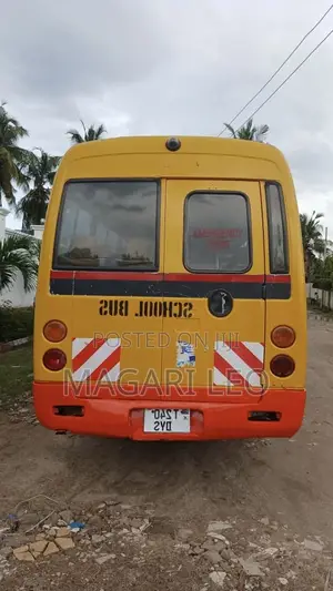 Mitsubishi Fuso Rosa 2006 Yellow