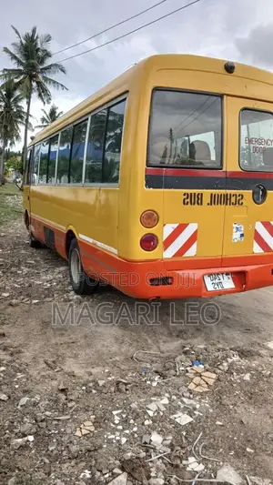 Mitsubishi Fuso Rosa 2006 Yellow