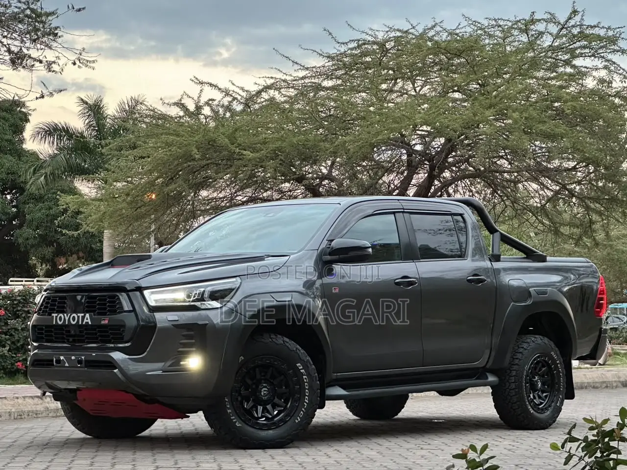 Toyota Hilux 2023 Gray