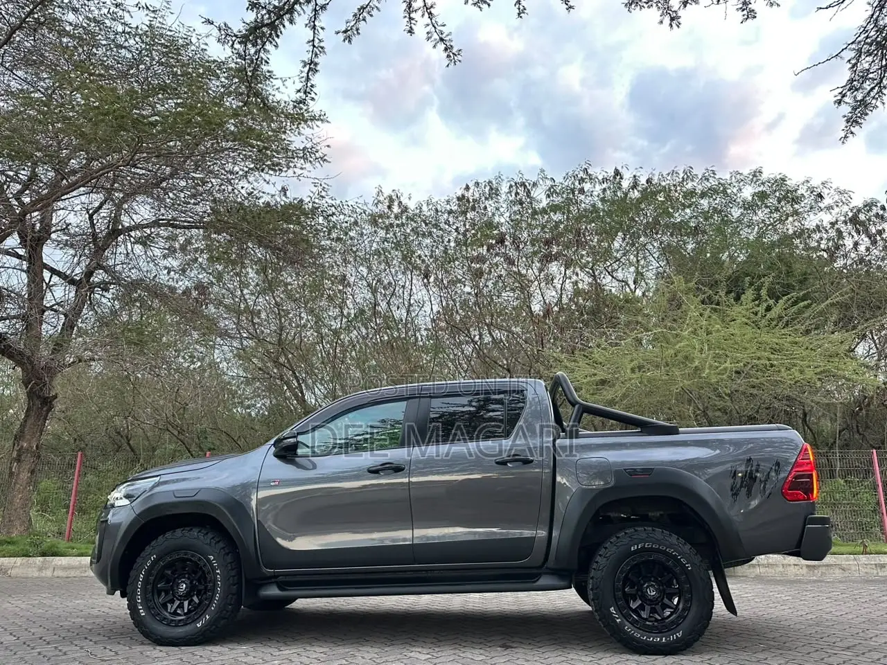 Toyota Hilux 2023 Gray