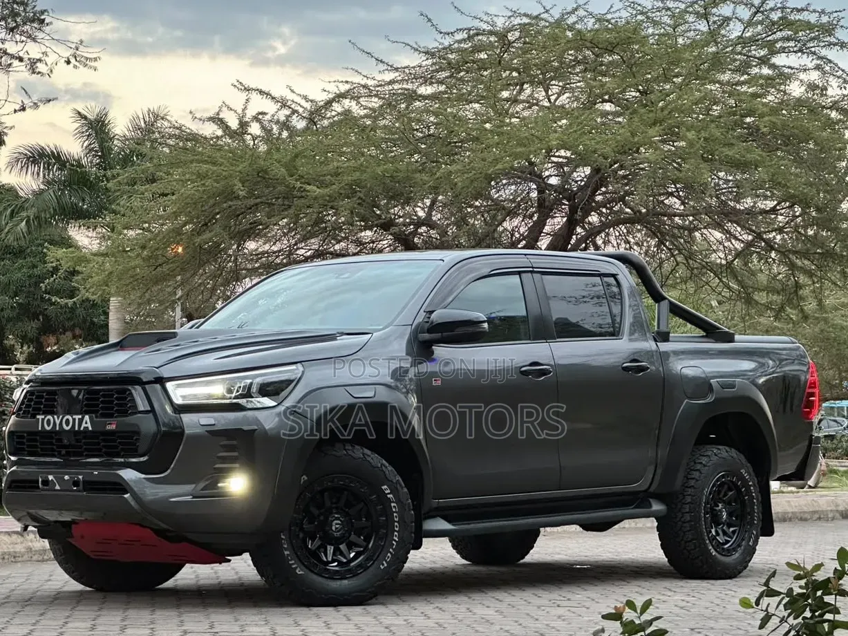 Toyota Hilux 2023 Gray