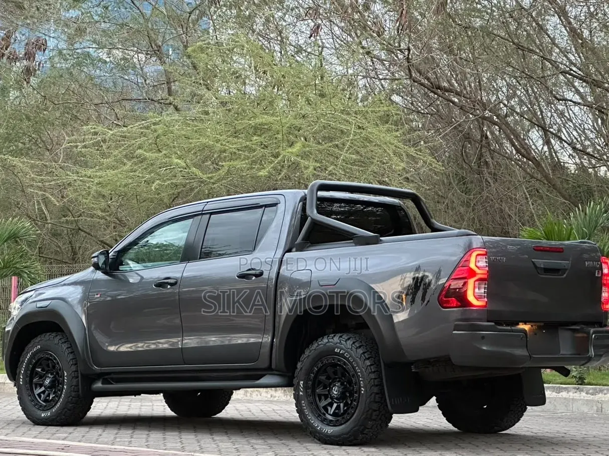 Toyota Hilux 2023 Gray