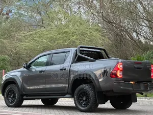 Toyota Hilux 2023 Gray