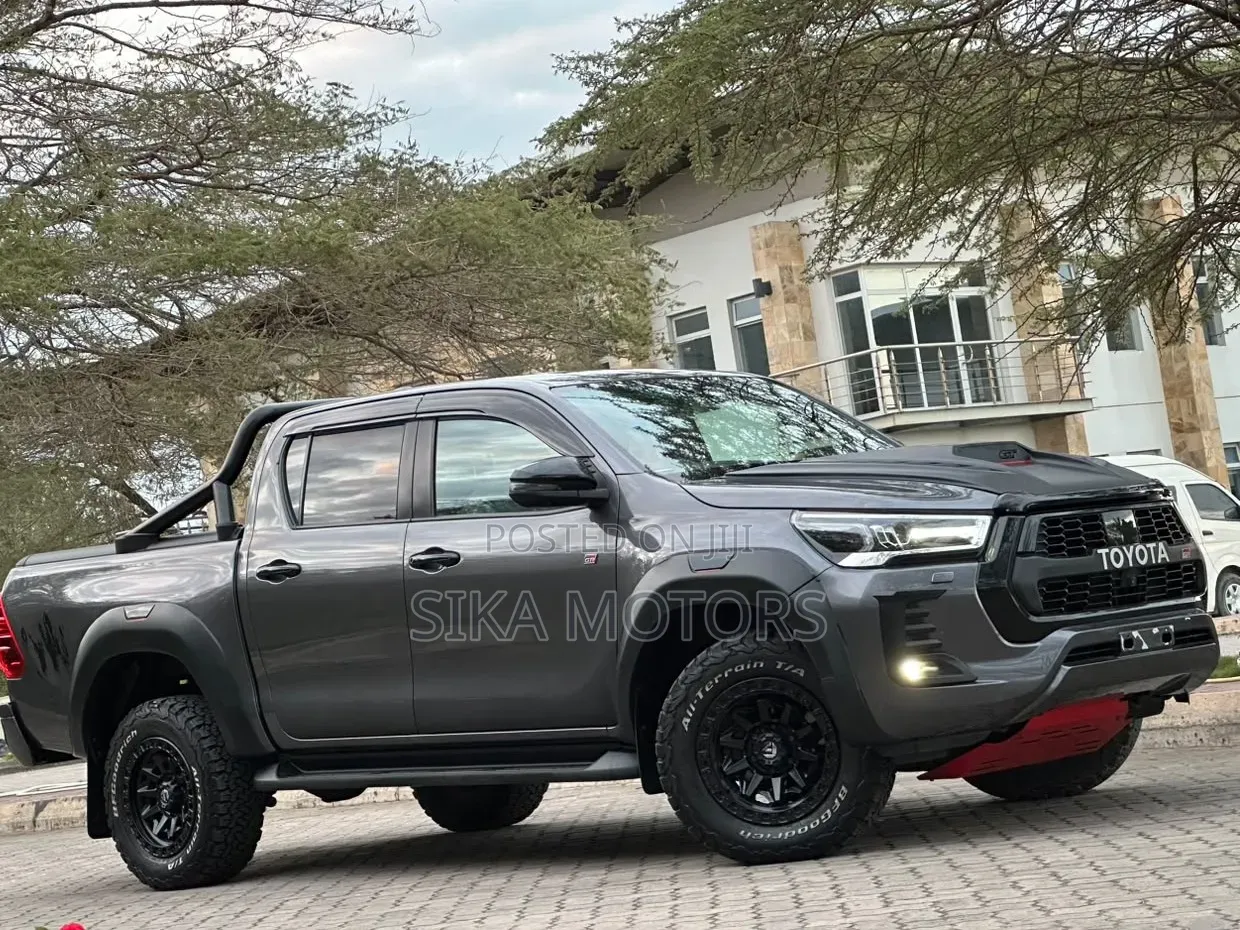 Toyota Hilux 2023 Gray