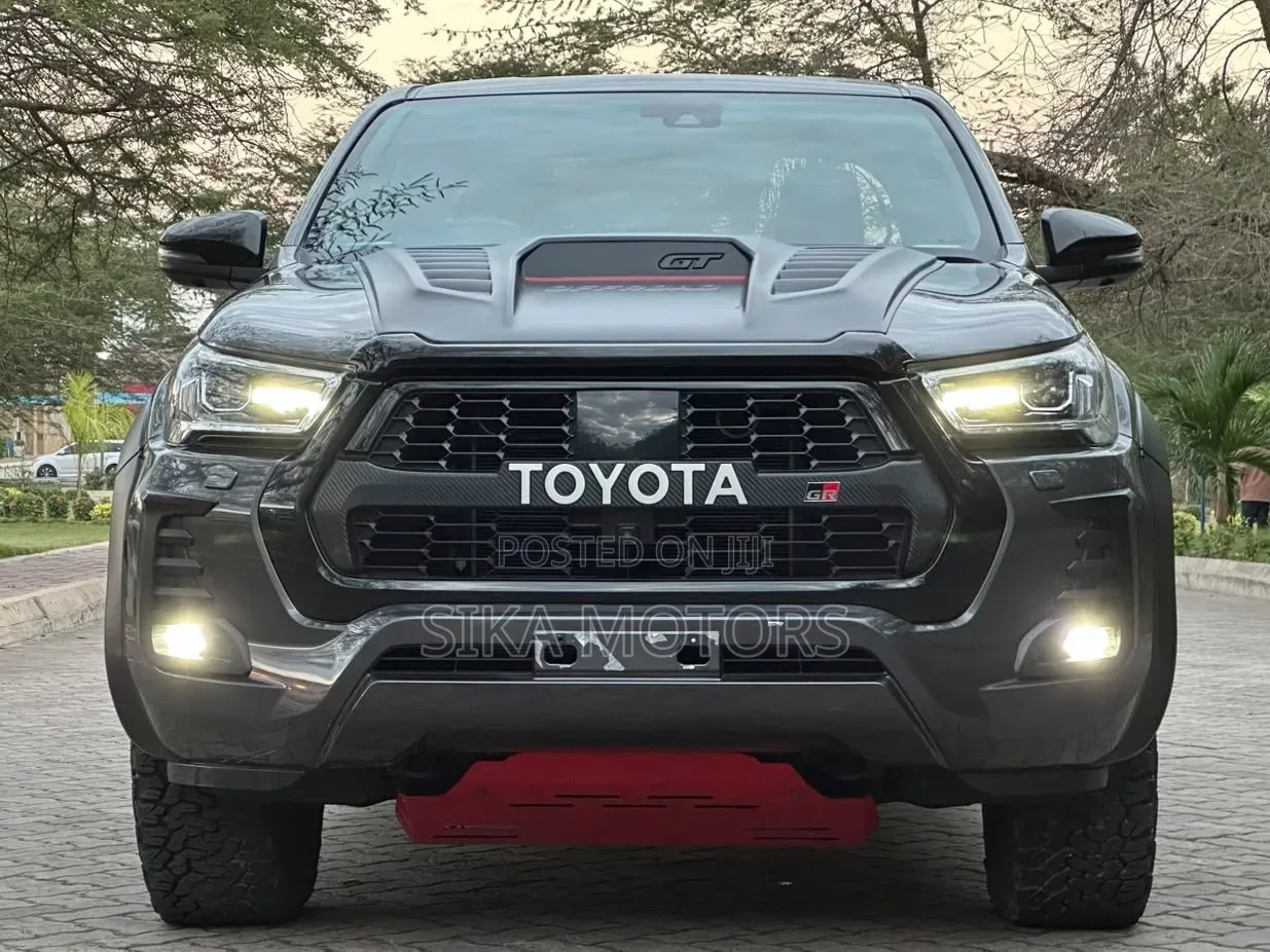 Toyota Hilux 2023 Gray