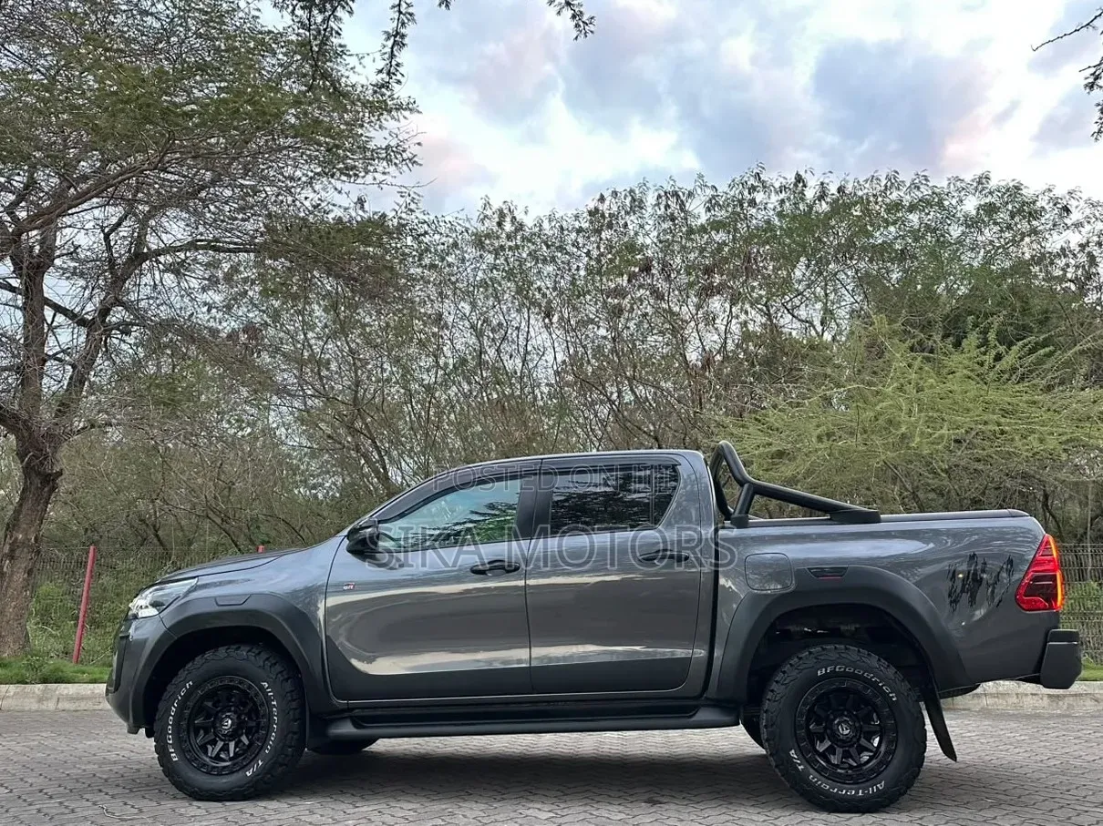 Toyota Hilux 2023 Gray