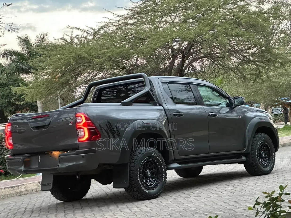 Toyota Hilux 2023 Gray