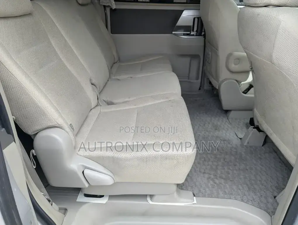 Toyota Noah 2008 Silver
