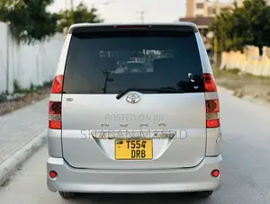 Toyota Noah 2.0 AWD (8 Seater) 2005 Silver