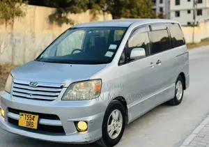 Toyota Noah 2.0 AWD (8 Seater) 2005 Silver