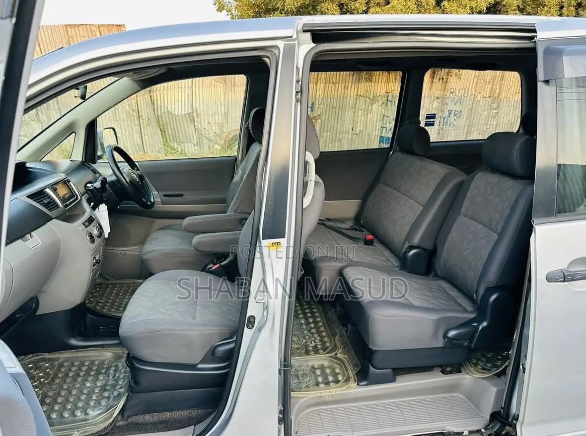 Toyota Noah 2.0 AWD (8 Seater) 2005 Silver