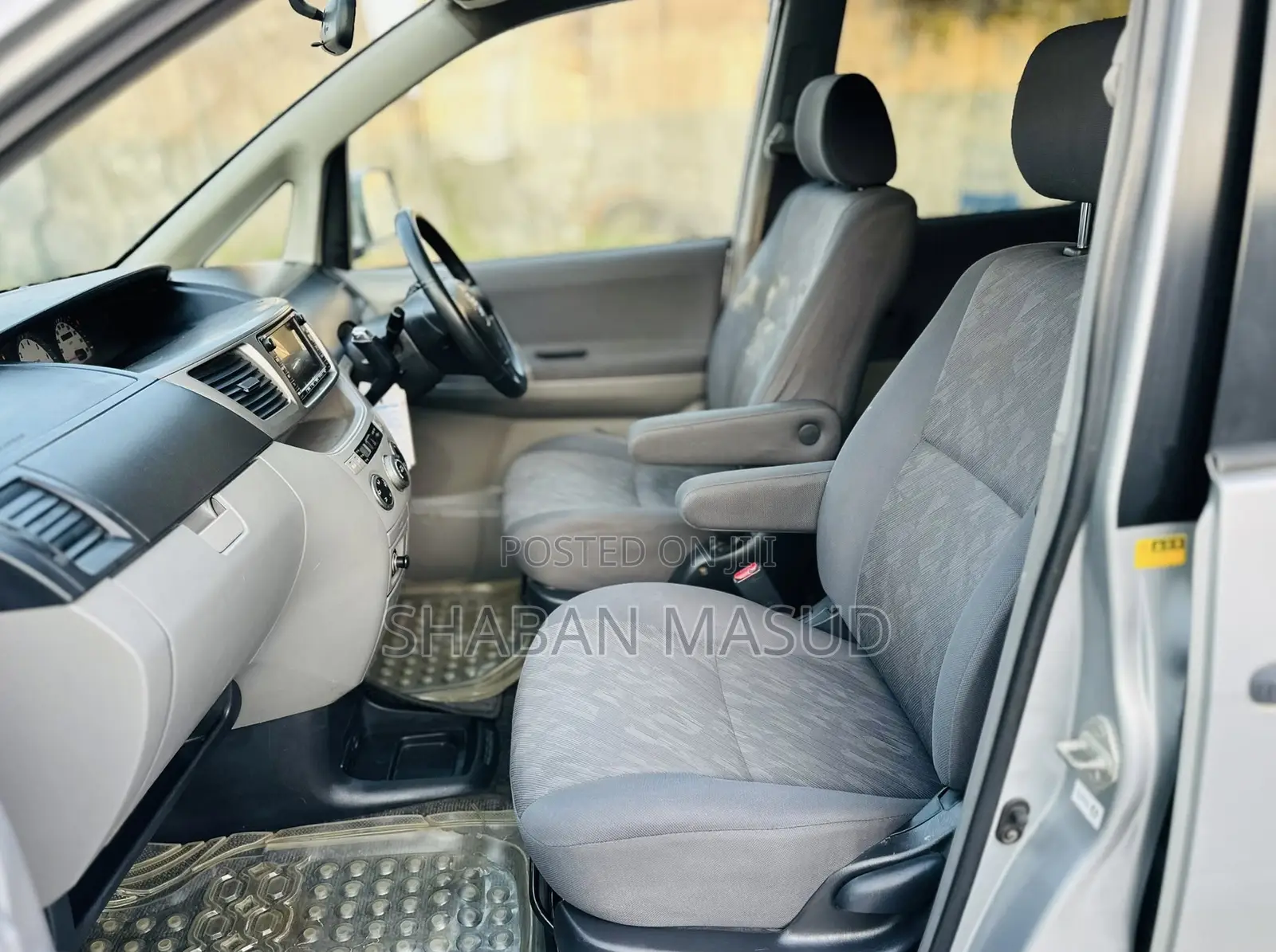 Toyota Noah 2.0 AWD (8 Seater) 2005 Silver