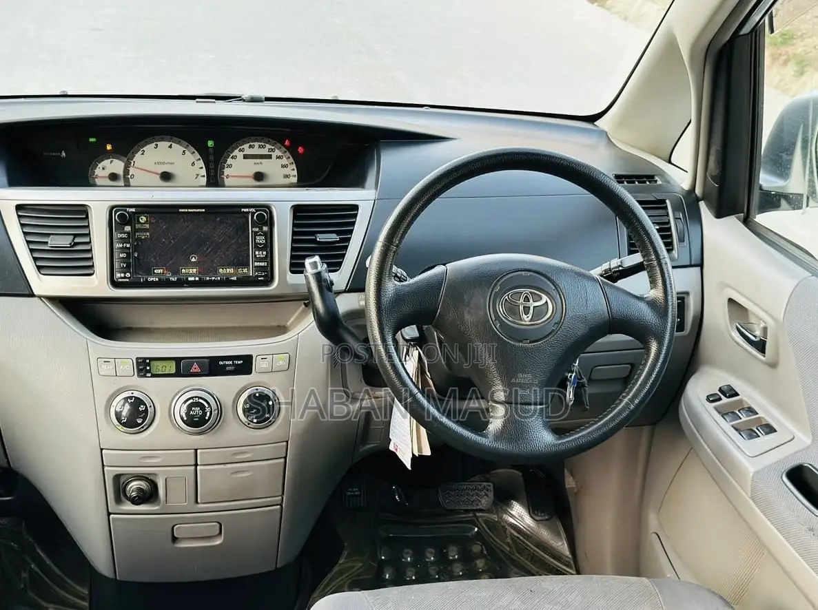Toyota Noah 2.0 AWD (8 Seater) 2005 Silver