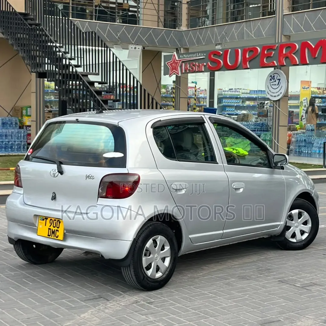 Toyota Vitz 2001 Silver