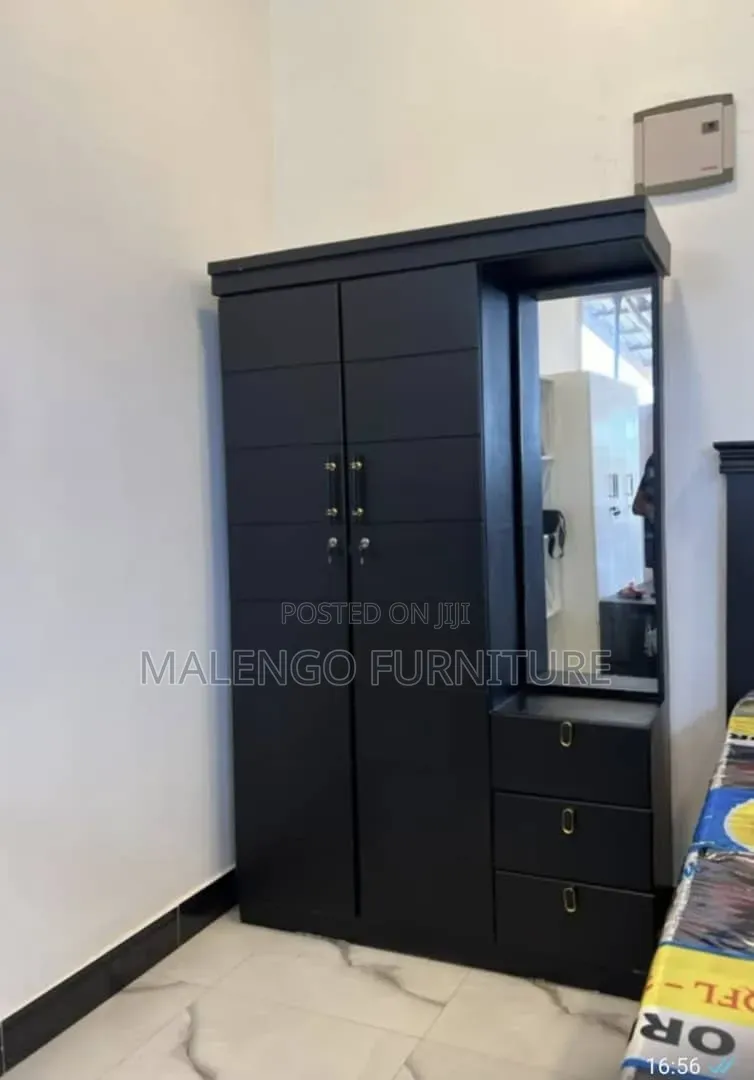 Kabati Milango Mitatu Na Sehemu Ya Dressing Table