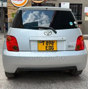 Toyota IST 2004 Silver