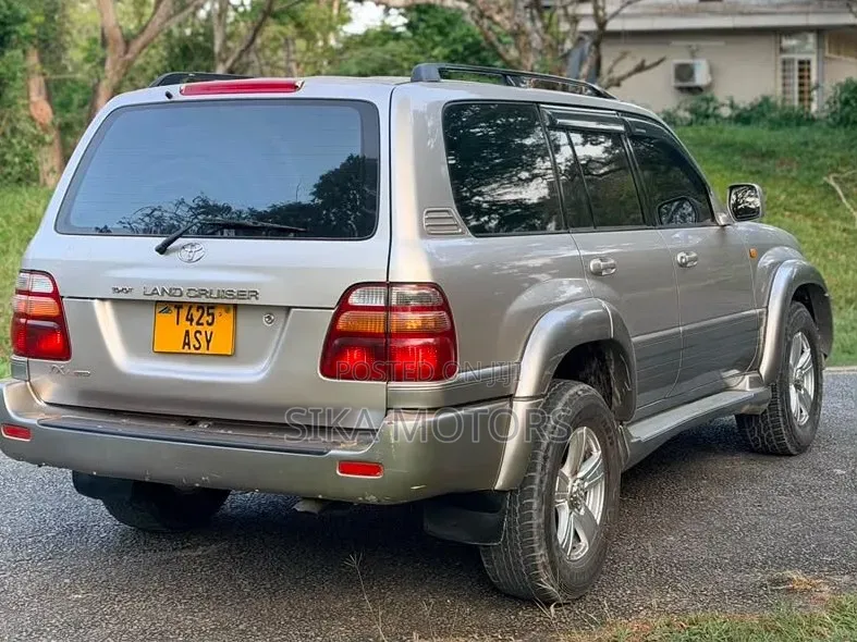 Toyota Land Cruiser 2000 Silver