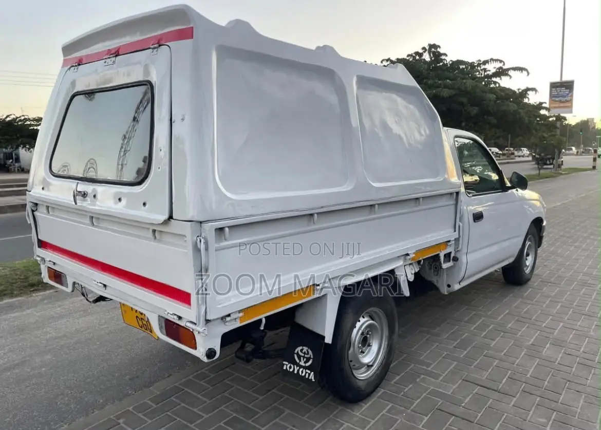Toyota Hilux 2002 White