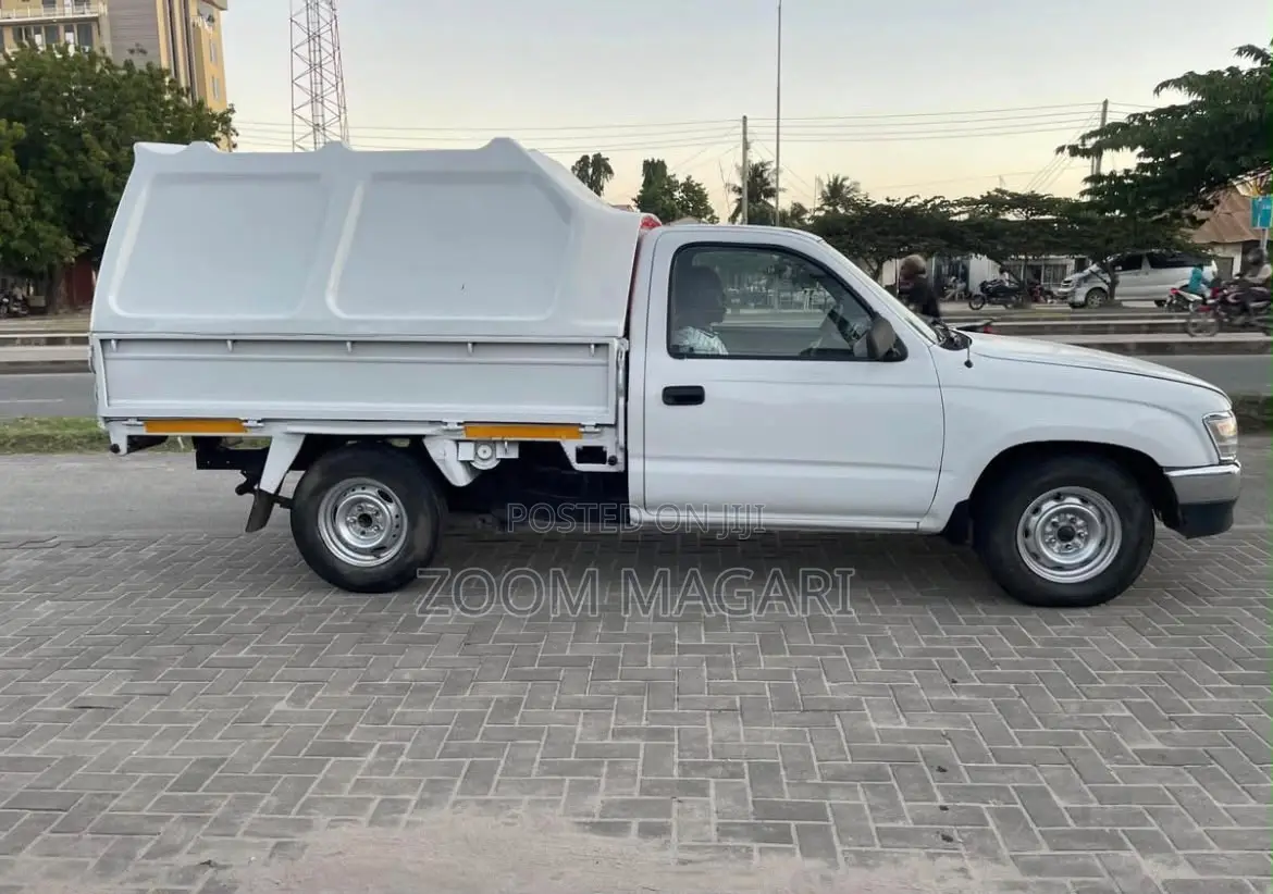 Toyota Hilux 2002 White