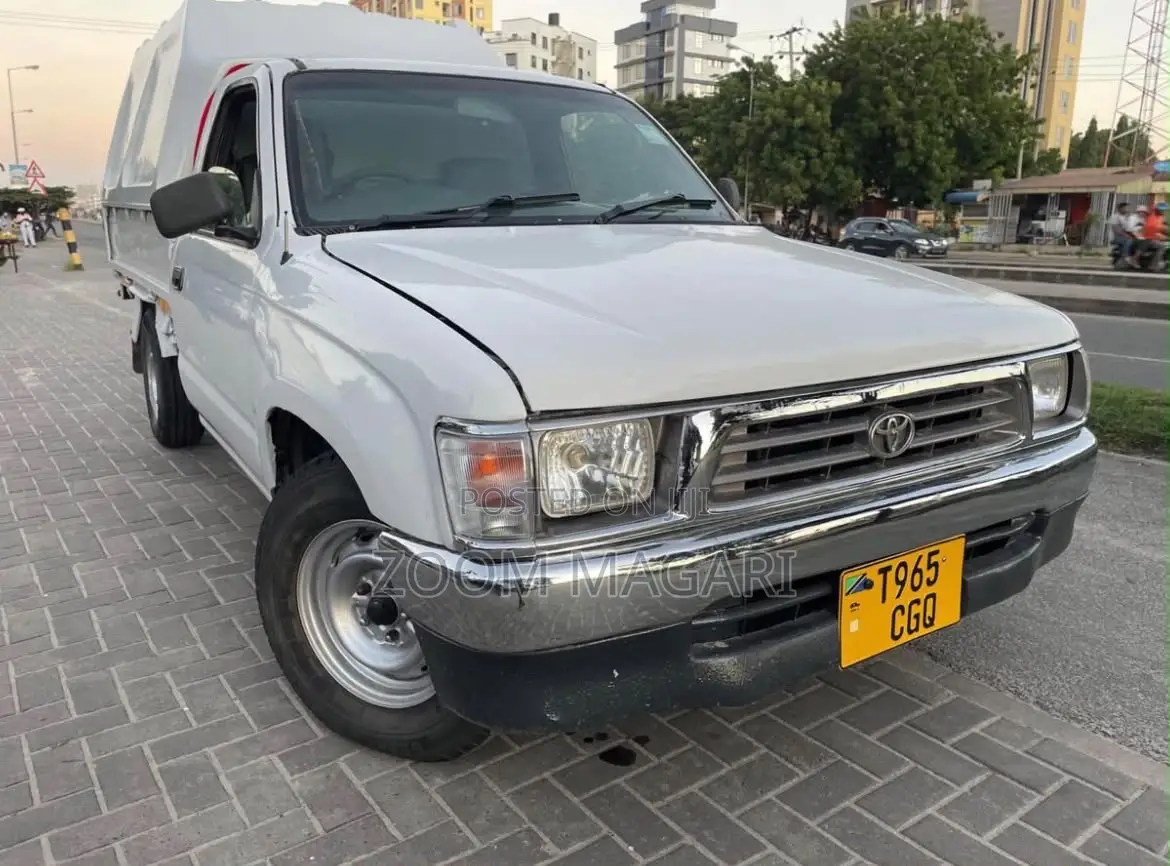 Toyota Hilux 2002 White
