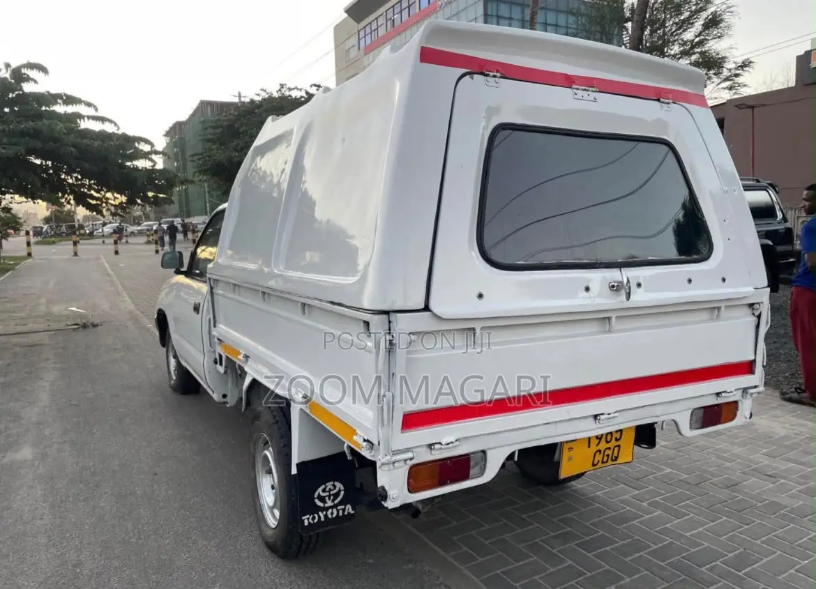 Toyota Hilux 2002 White