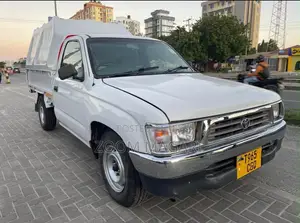 Toyota Hilux 2002 White