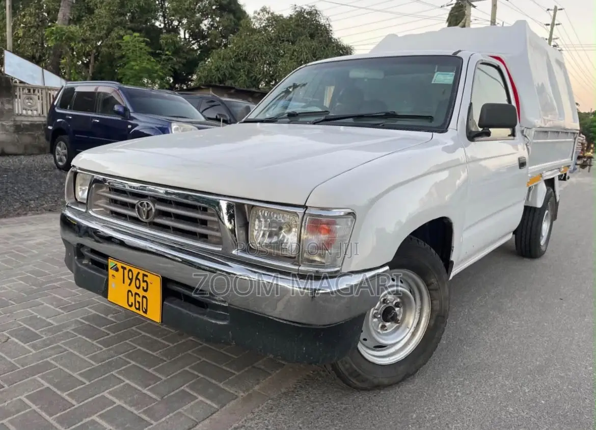 Toyota Hilux 2002 White